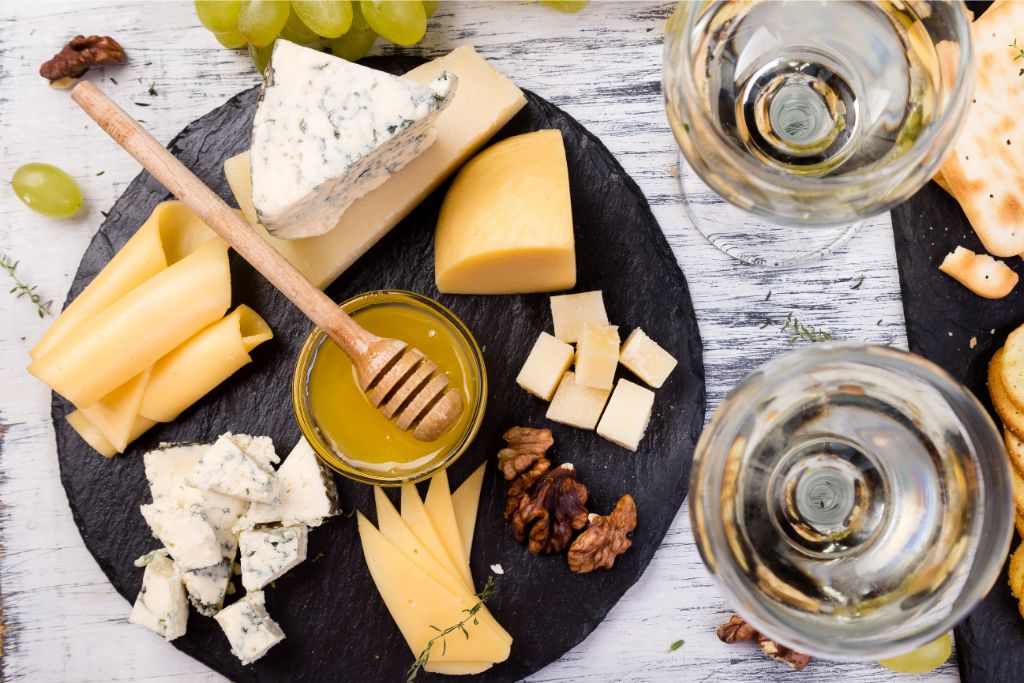 L'art du mariage entre fromages et miels : conseils pour des accords parfaits